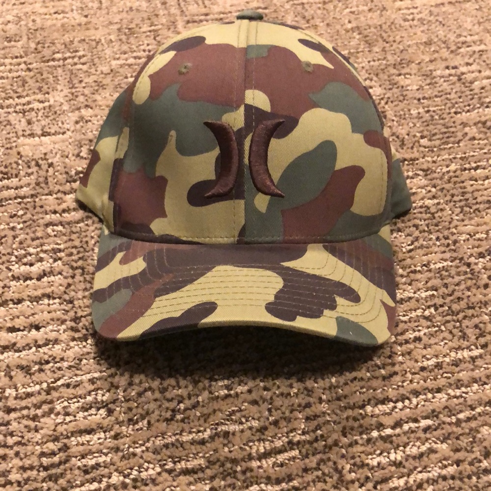Hurley camo hat like new fited